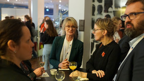 [Translate to Englisch:] Iris Pigeot (Mitte links) vom BIPS im Gespräch mit Bettina Böhm, Generalsekretärin der Leibniz-Gemeinschaft