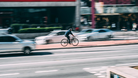 Radfahrer im Straßenverkehr. 