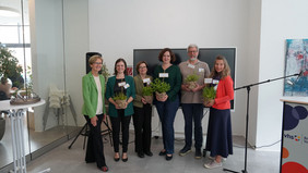 Dr. Margareta Büning-Fesel (left) symbolically hands over the project to the participants. (c) Cloes/BIPS