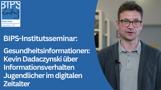 Ein mittelalter Mann im Portrait schaut in die Kamera.