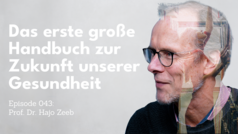 Porträt von Prof. Dr. Hajo Zeeb im Profil vor hellem Hintergrund. Links im Bild steht der Text „Das erste große Handbuch zur Zukunft unserer Gesundheit – Episode 043: Prof. Dr. Hajo Zeeb“. Das Bild ist als Podcast-Thumbnail gestaltet und bewirbt eine Folge des Digital Public Health Podcast.