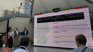 [Translate to Englisch:] Hajo Zeeb (2. von links) bei seinem Vortrag in Osaka. 