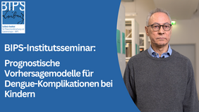 Ein Mann mit grauen Haaren und Brille steht in einem hellen Büroflur vor Regalen. Er trägt einen grauen Pullover über einem hellblauen Hemd und blickt ernst in die Kamera. Links auf blauem Hintergrund steht der Text: „BIPS-Institutsseminar: Prognostische Vorhersagemodelle für Dengue-Komplikationen bei Kindern“ sowie das BIPS-Leibniz-Logo.