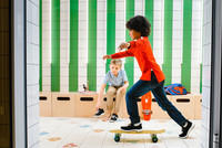 Kinder mit Skateboard. 