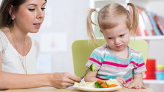 Frau mit Kind, das nicht essen möchte