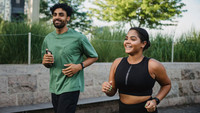 Zwei junge Menschen joggen