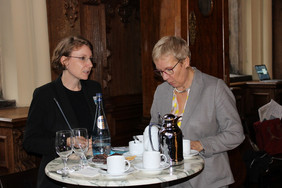 Dr. Sarah Forberger im Gespräch mit der SPD-Abgeordneten und ehemaligen Gesundheitssenatorin Prof. Dr. Eva Quante-Brandt. 