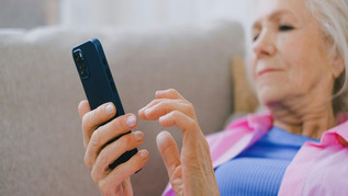 [Translate to Englisch:] Alte Frau mit Smartphone
