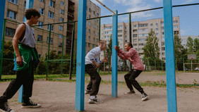 Kinder spielen zwischen Metallstangen. 