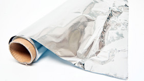 eine Rolle mit Alufolie