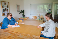 Mediatorin Elena Junck (links) im Gespräch mit BIPS-Mitarbeiterin Marieke Gerstmann. (c) S.Budde/BIPS