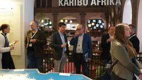 Menschen tauschen sich auf der Abendveranstaltung aus