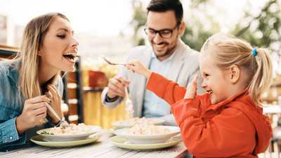 Familie beim Essen am Tisch