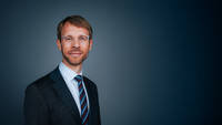 Ein mittelalter mann im Profil. 