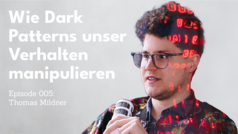 Ein Mann mit braunen Locken im Portrait. 