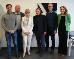 Gruppenfoto im BIPS mit sechs Personen während eines Austauschs zur Präventionsforschung. Die Teilnehmenden stehen nebeneinander in einem Besprechungsraum und blicken in die Kamera.