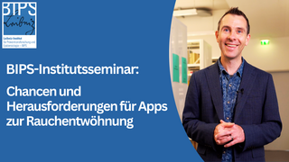 Ein Mann in dunklem Sakko und blauem Hemd steht lächelnd in einem hellen Büroflur mit Regalen im Hintergrund. Links im Bild steht auf blauem Hintergrund der Text: „BIPS-Institutsseminar: Chancen und Herausforderungen für Apps zur Rauchentwöhnung“ sowie das BIPS-Leibniz-Logo.