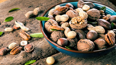 verschiedene Nüsse in einer Schale