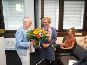 Dr. Heidrun Gitter (links) überreicht Helga Strube zum Dank für ihr Engagement einen Blumenstrauß. ©Cibulski