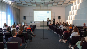 Besucherinnen und Besucher auf dem Symposium