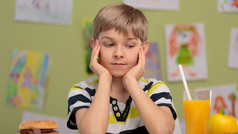 Junge mit Saft daneben