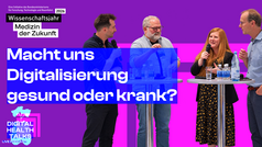 Eine Gruppe Menschen bei einer Bühnendiskussion