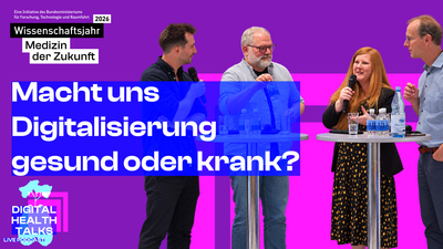 Eine Gruppe Menschen bei einer Bühnendiskussion
