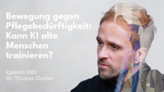 [Translate to Englisch:] Podcast-Thumbnail zur Episode 045. Links steht der Text „Bewegung gegen Pflegebedürftigkeit: Kann KI alte Menschen trainieren?“. Rechts ist ein Porträt von Dr. Thomas Cordes zu sehen. In das Porträt ist eine transparente Szene eingeblendet, die eine Trainingssituation mit älteren Personen und einer unterstützenden Person zeigt.