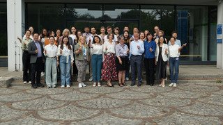 Eine Gruppe von Wissenschaftler:innen blickt in die Kamera.