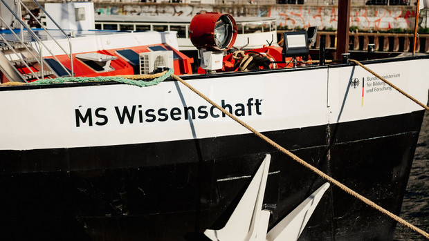 Schriftzug MS Wissenschaft auf einem schwarz-weißen Schiff.