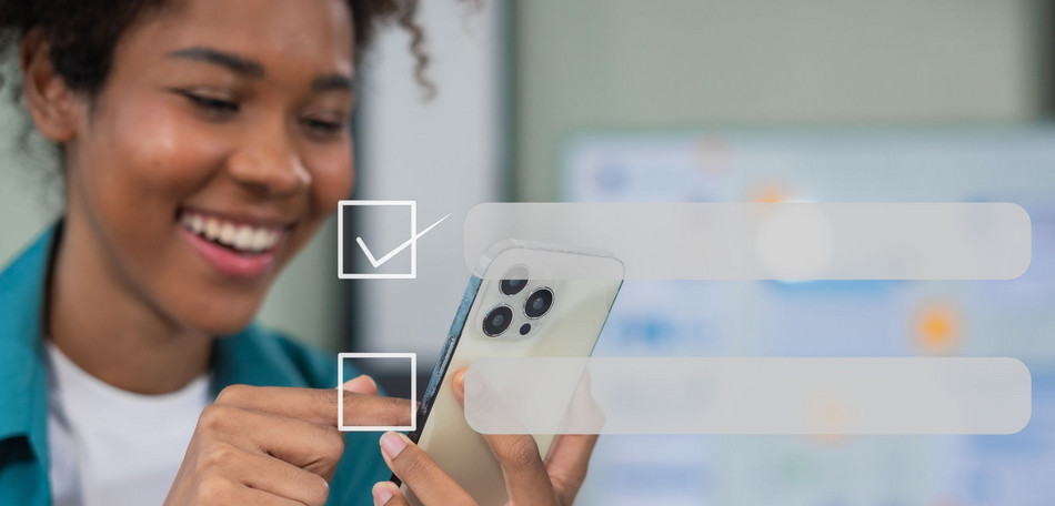 BeVor Studie - Frau mit iPhone in der Hand © Adobe Stock Frau mit iPhone in der Hand