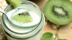 Kiwi und Glas mit Joghurt