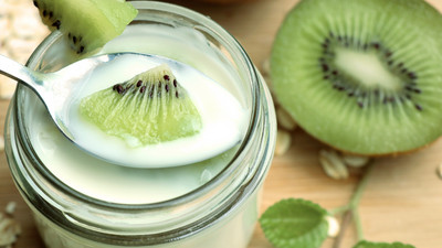 Kiwi und Glas mit Joghurt