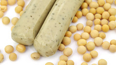 vegane Wurst mit Sojabohnen drumherum