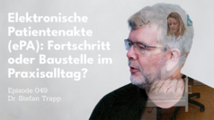 Hier ist ein prägnanter Alt-Text:  **Alt-Text:** Grafik zur Podcast-Episode über die elektronische Patientenakte (ePA): Ein Mann mit Brille im Profil, überlagert von Szenen aus dem Praxisalltag; daneben der Text „Elektronische Patientenakte (ePA): Fortschritt oder Baustelle im Praxisalltag? Episode 049: Dr. Stefan Trapp“.