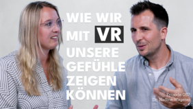 [Translate to Englisch:] Thumbnail zur Episode 057 des Digital Public Health Podcast: Eine Frau mit blonden Haaren und Brille im Gespräch mit einem Mann mit dunklen Haaren, dazwischen der Text „Wie wir mit VR unsere Gefühle zeigen können" mit hervorgehobenem „VR". Unten rechts: „Episode 057: Dr. Nadine Wagener".