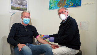 Thomas Wolter (links) wird im NAKO Studienzentrum in Bremen von einem Arzt untersucht. (C) Rasmus Cloes/BIPS