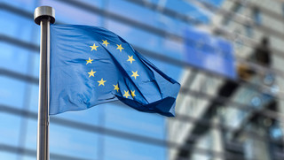 Europäische Flagge vor verschwommenen Hintergrund.