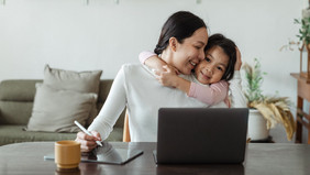 Mutter und Tochter vor Laptop. 